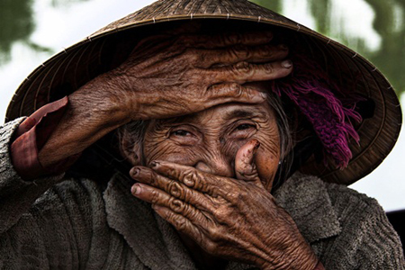 Bức ảnh cụ bà Hội An trong bộ ảnh Nụ cười tiềm ẩn (Hidden Smile) của nhiếp ảnh gia Pháp Rehahn Croquevielle đã góp phần mang hình ảnh người phụ nữ Việt Nam tới cả thế giới.